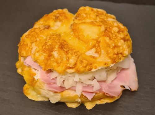 Miche - Käsesemmel mit Schinken und Krautsalat