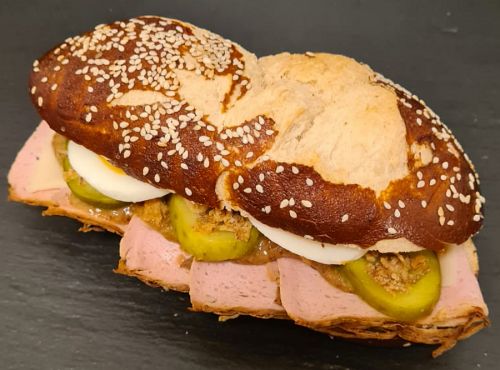 Bavaria Sandwich - Laugenkrusti mit Leberkäse