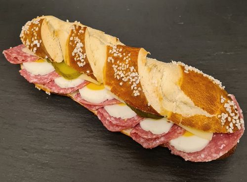 Haumdaucher Sandwich - XXL Brezenstange mit Salami und Ei
