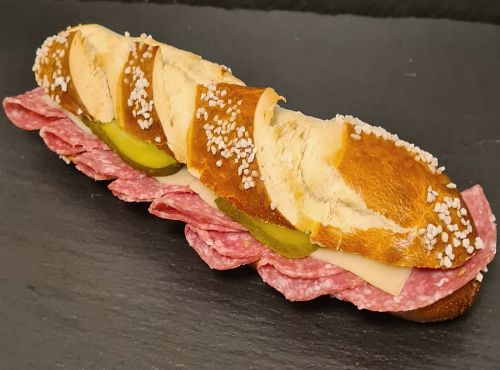Woipadinga Sandwich - XXL Brezenstange mit Salami