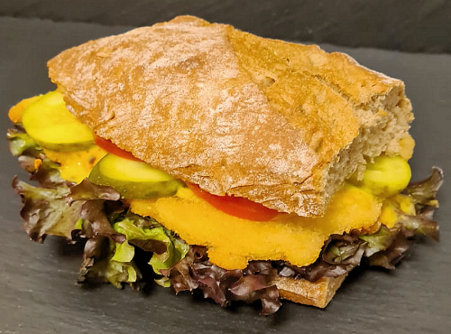 Blunzn Sandwich - Walnussbaguette mit Putenschnitzl