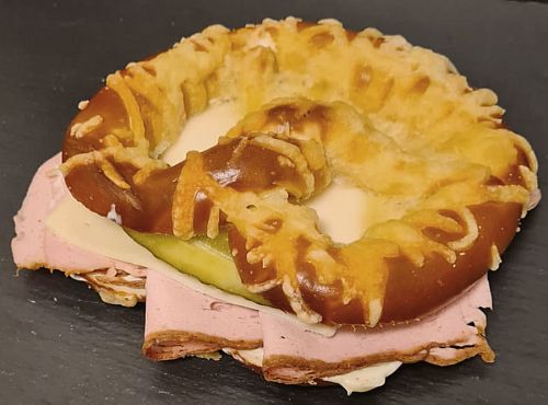 Lausbua Sandwich - Käsebreze mit Leberkäse