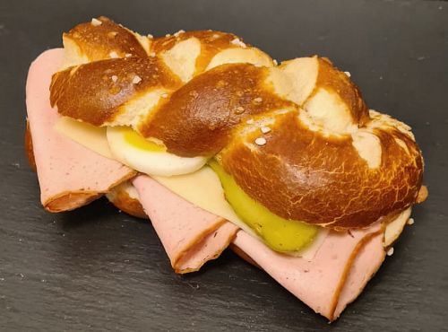 Wadlbeissa Sandwich - Brezenzopf mit Aufschnitt